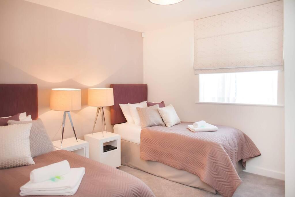 Stylish And Central Two Bedroom & Two Bathroom Apartment With Free Parking 外观 照片