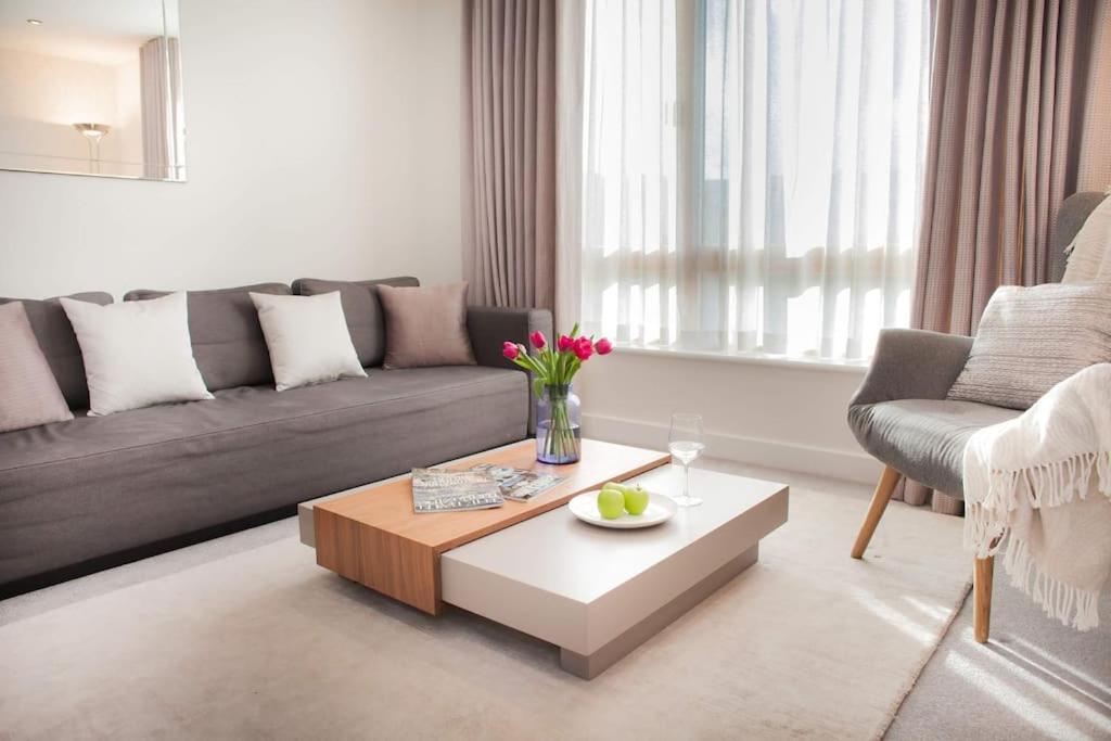 Stylish And Central Two Bedroom & Two Bathroom Apartment With Free Parking 外观 照片