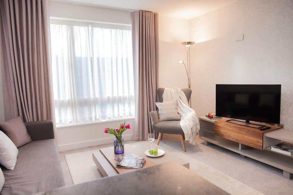 Stylish And Central Two Bedroom & Two Bathroom Apartment With Free Parking 外观 照片