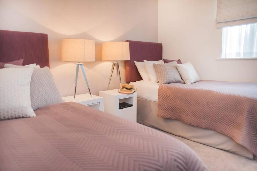 Stylish And Central Two Bedroom & Two Bathroom Apartment With Free Parking 外观 照片