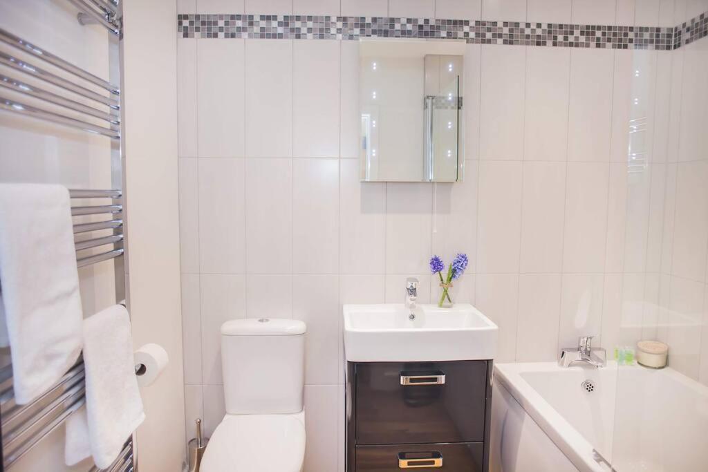 Stylish And Central Two Bedroom & Two Bathroom Apartment With Free Parking 外观 照片