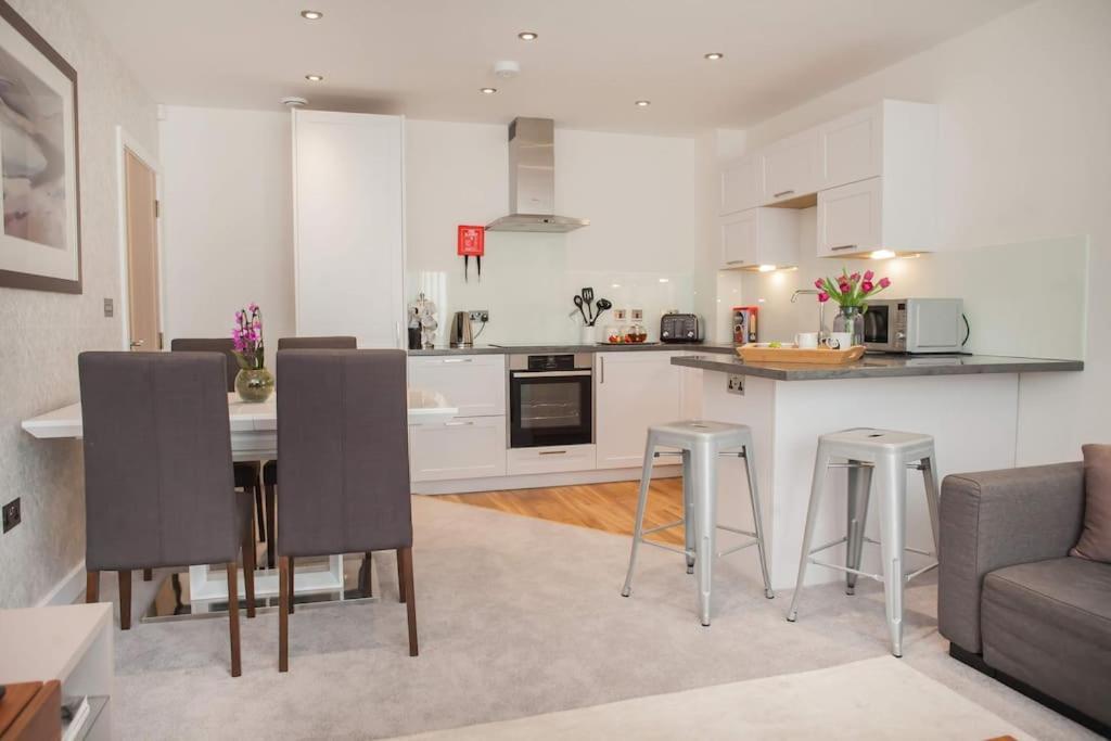 Stylish And Central Two Bedroom & Two Bathroom Apartment With Free Parking 外观 照片